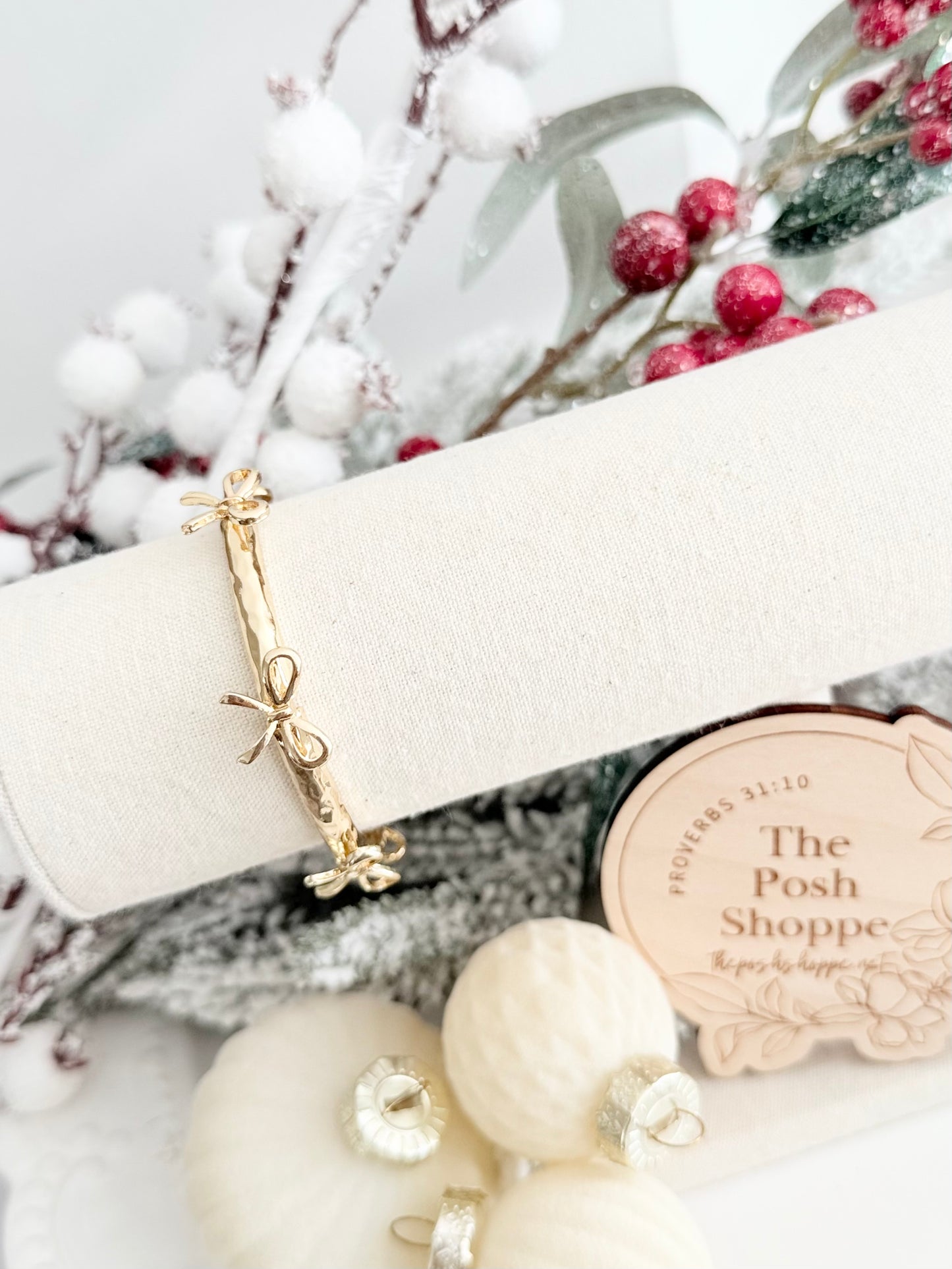 Holiday Bow Bangle – Gold