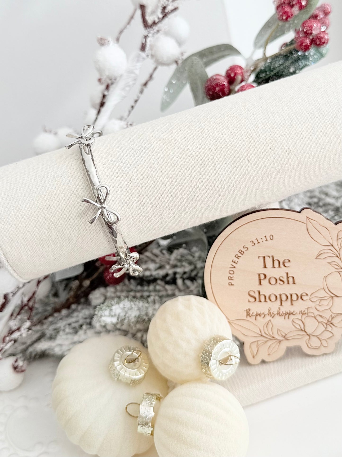 Holiday Bow Bangle – Silver